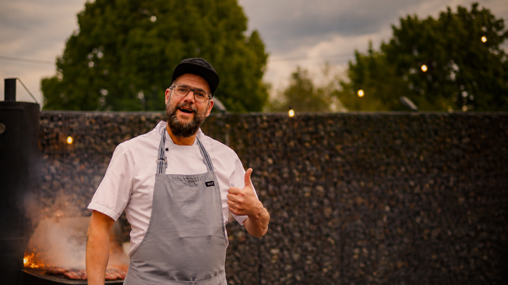 Swen Maaß von Onkel Fritz am rauchenden Grill